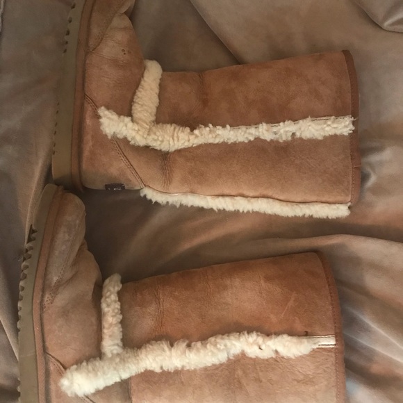 UGGS - Picture 3 of 5